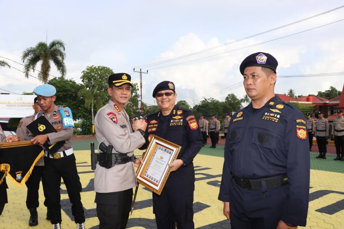 Kapolresta Tanjungpinang Berikan Penghargaan kepada Bea Cukai atas Keberhasilan Ungkap 2,7 Kg Narkotika.