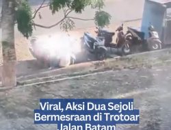 Viral, Aksi Dua Sejoli Bermesraan di Trotoar Jalan Batam