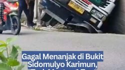 Gagal Menanjak di Bukit Sidomulyo Karimun, Truk Muatan 1 Ton Kerupuk dan Baju Hantam Tembok