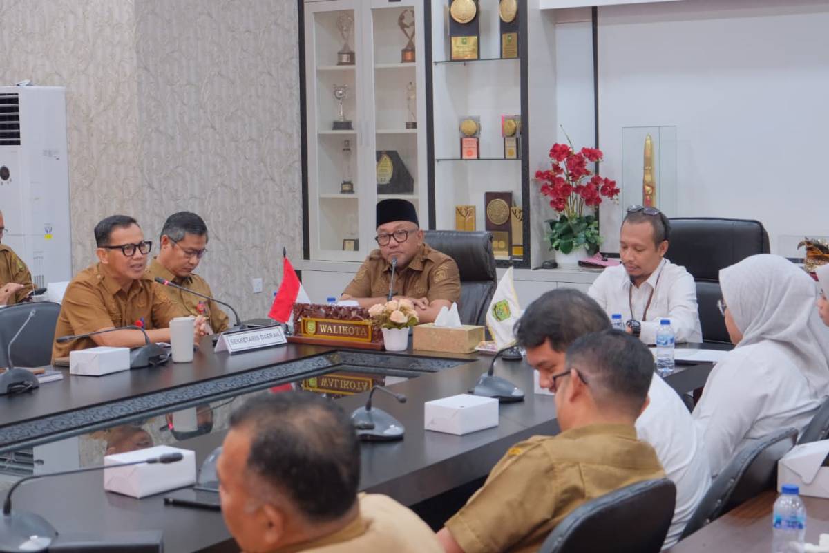 Wali Kota Lis Darmansyah saat menghadiri Exit Meeting Tim Pemeriksa Laporan Keuangan Pemerintah Kota Tanjungpinang dari Badan Pemeriksa Keuangan Perwakilan Provinsi Kepulauan Riau, di Ruang Rapat Engku Putri Raja Hamidah, Kantor Wali Kota Tanjungpinang.
