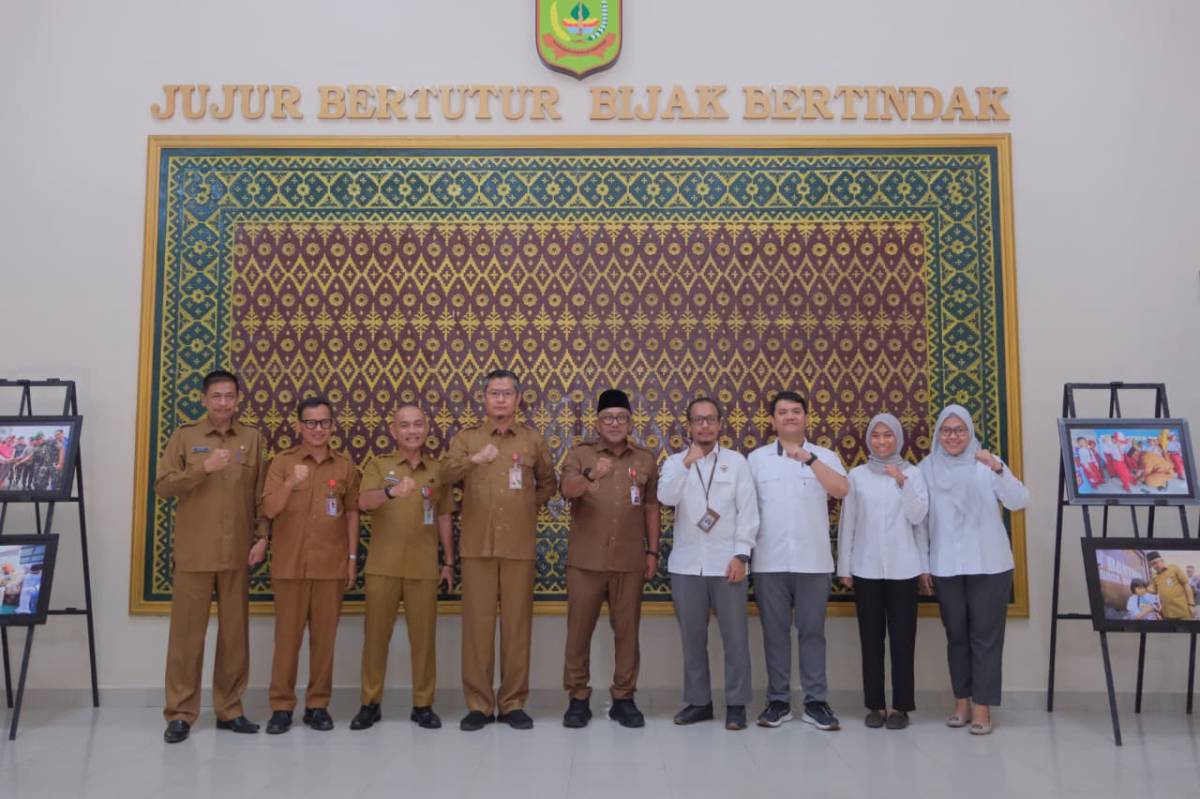 Foto Bersama Wali Kota Lis Darmansyah Bersama Tim Pemeriksa Laporan Keuangan Pemerintah Kota Tanjungpinang dari Badan Pemeriksa Keuangan Perwakilan Provinsi Kepulauan Riau, usai mengikuti saat menghadiri Exit Meeting, di Ruang Rapat Engku Putri Raja Hamidah, Kantor Wali Kota Tanjungpinang.