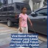 Viral Bocah Hadang Pemotor yang Lewat Trotoar, Salah Fokus Jari Tengah ke Pejabat