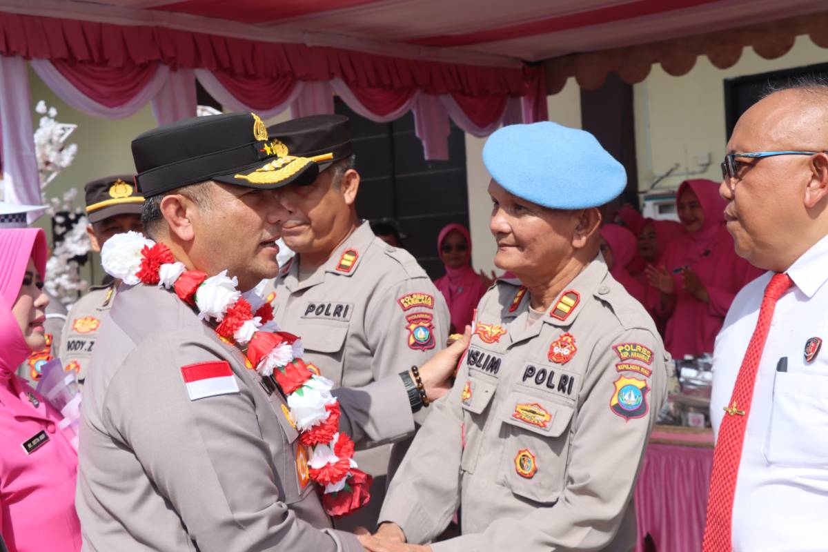 22 Tahun Mengabdi di Perbatasan, Kasipropam Anambas dan Istri Dapat Hadiah Umrah dari Kapolda Kepri