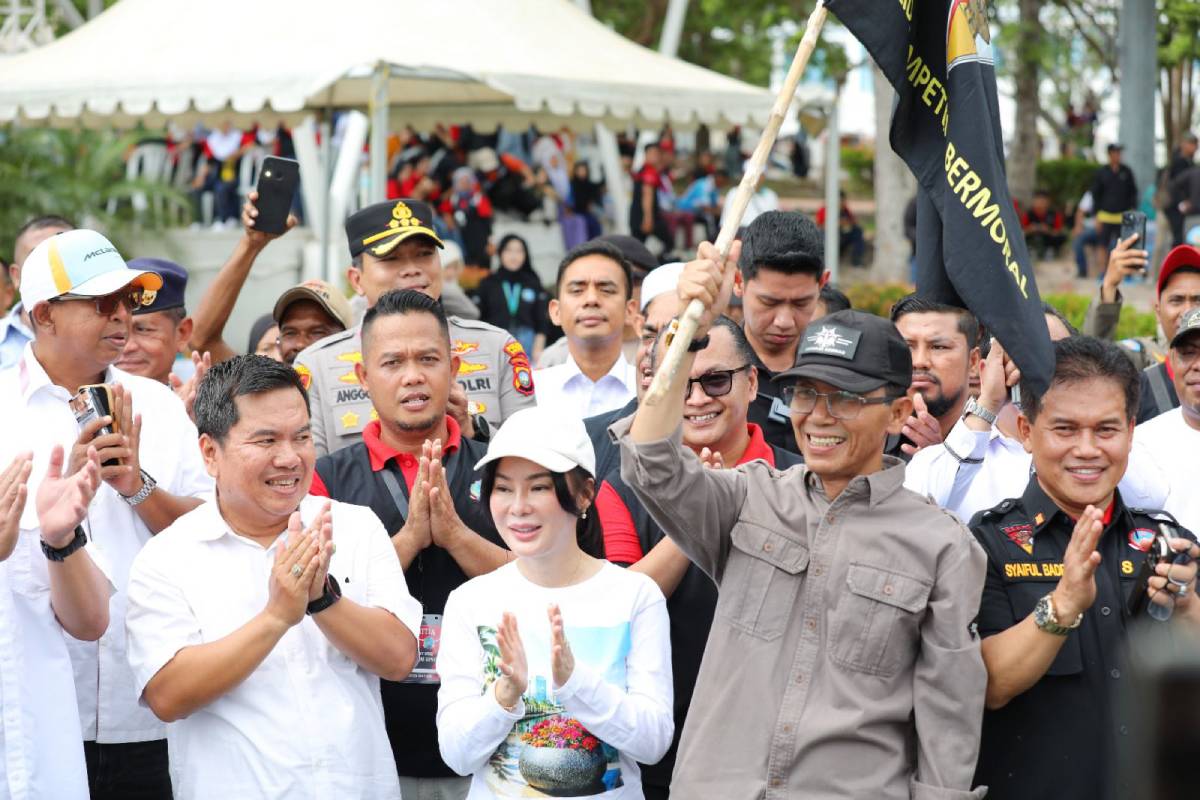Keceriaan Amsakar-Li Claudia bersama Buruh Batam, MayDay Diisi Aksi Positif.
