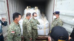 Penyelundupan LTJ dan Unsur Radioaktif Digagalkan, Kasum TNI dan Pangkoarmada RI Tinjau Barang di Dermaga Kodaeral IV.
