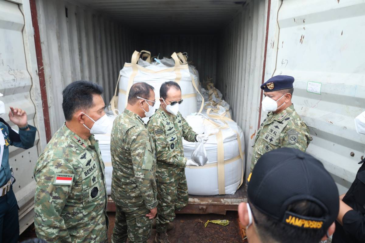 Penyelundupan LTJ dan Unsur Radioaktif Digagalkan, Kasum TNI dan Pangkoarmada RI Tinjau Barang di Dermaga Kodaeral IV.