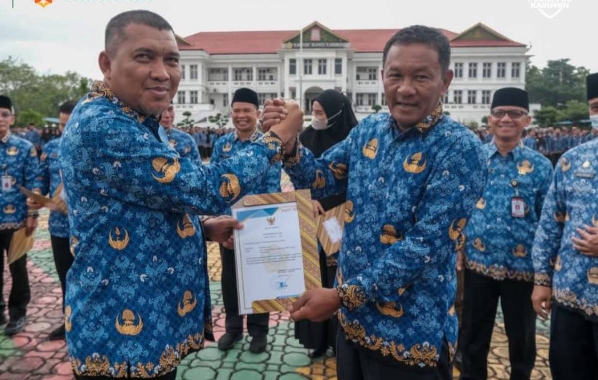 Wabup Karimun Serahkan Penghargaan Kearsipan untuk 16 OPD.