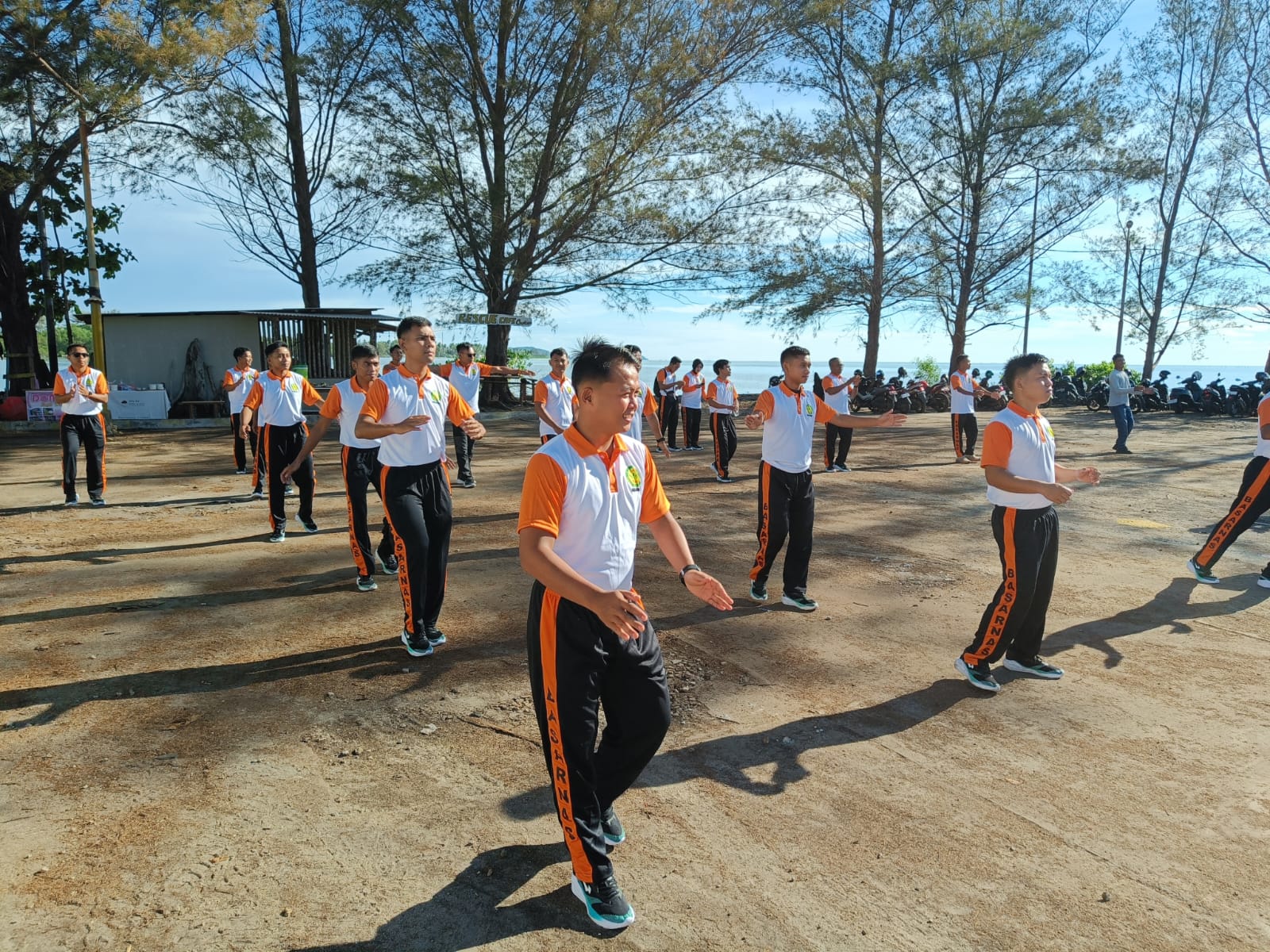 Basarnas Natuna Pererat Sinergi dengan Buruh Pelabuhan Lewat Senam Bersama.