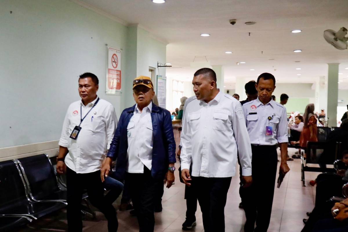 Wakil Bupati Karimun, Rocky Marciano Bawole dan Bupati Meranti, Asmar (Menggunakan Topi) Saat Meninjau Fasilitas Kesehatan di RSUD Muhammad Sani Karimun..