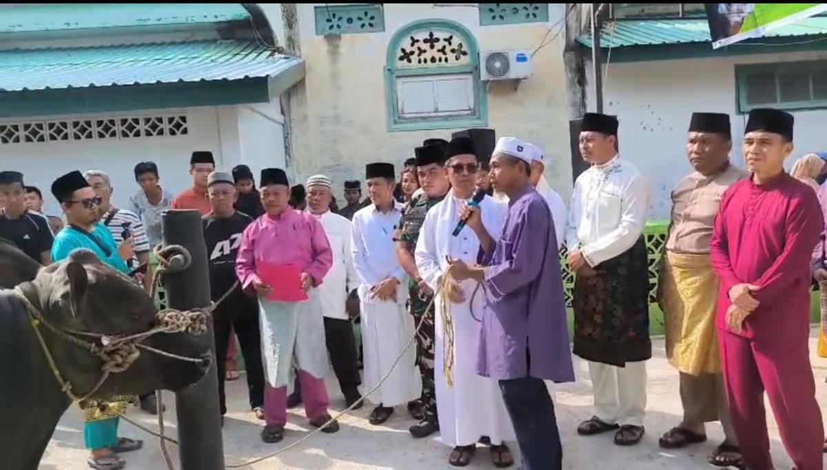 Bupati Karimun Jadi Khatib Idul Adha di Moro, Apresiasi Bantuan Sapi Kurban Presiden.