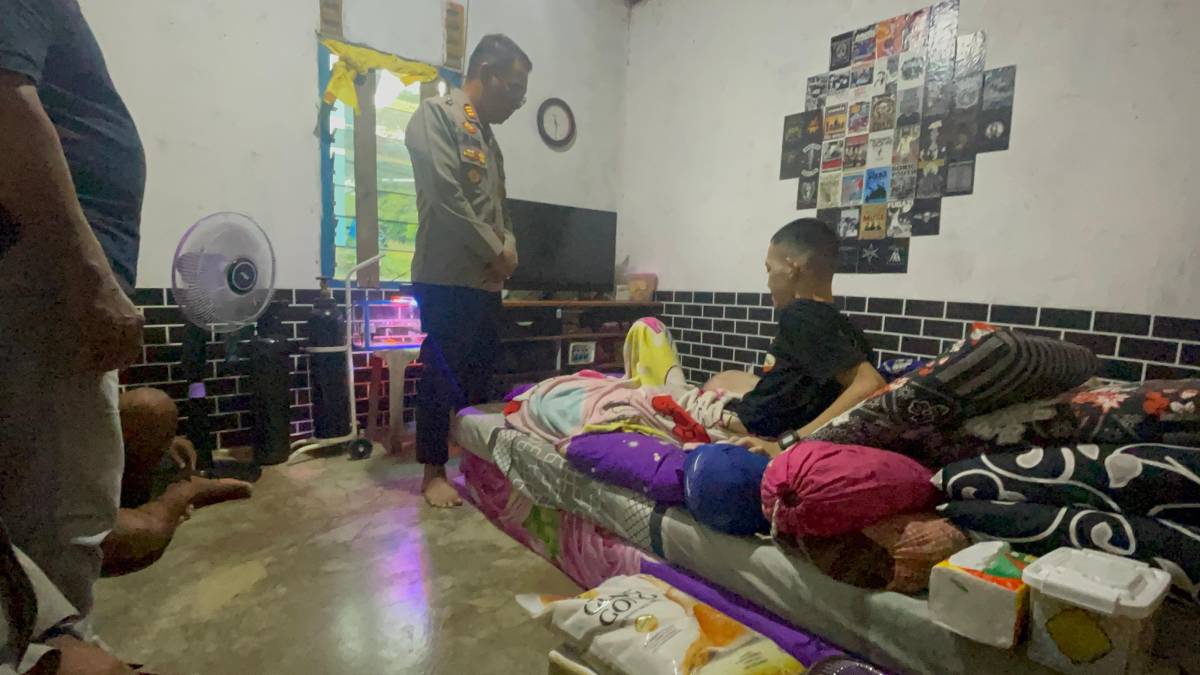 Polsek Bintan Utara Beri Santunan ke Warga Penderita Kanker Tulang di Desa Berakit.