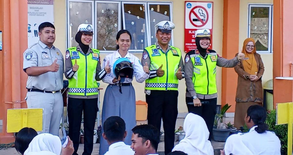 Satlantas Polresta Tanjungpinang Sosialisasikan Keselamatan Berkendara di SMAN 7.