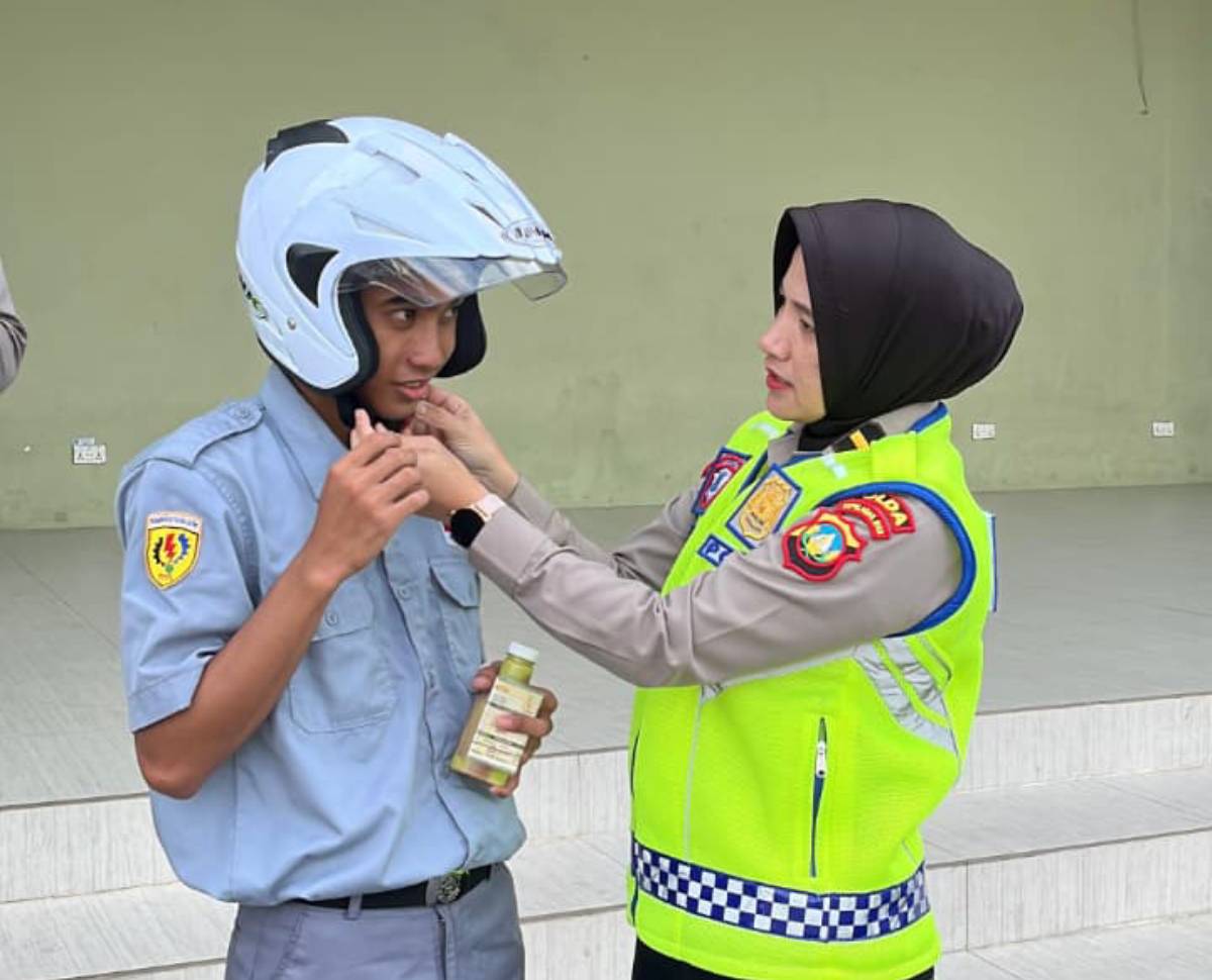 Ditlantas Polda Kepri Sosialisasikan Keselamatan Berkendara Kepada Pelajar SMKN 5 Batam.