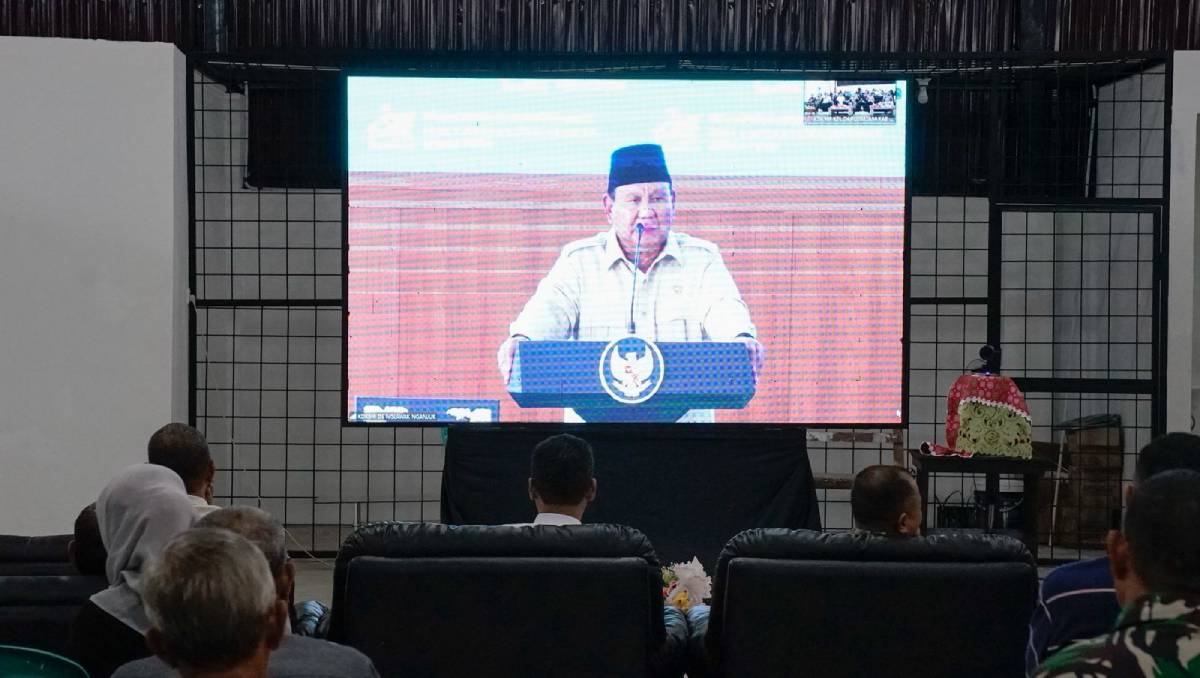 Presiden Republik Indonesia, Prabowo Subianto, yang secara resmi meresmikan operasionalisasi 1.061 Koperasi Desa/Kelurahan Merah Putih.