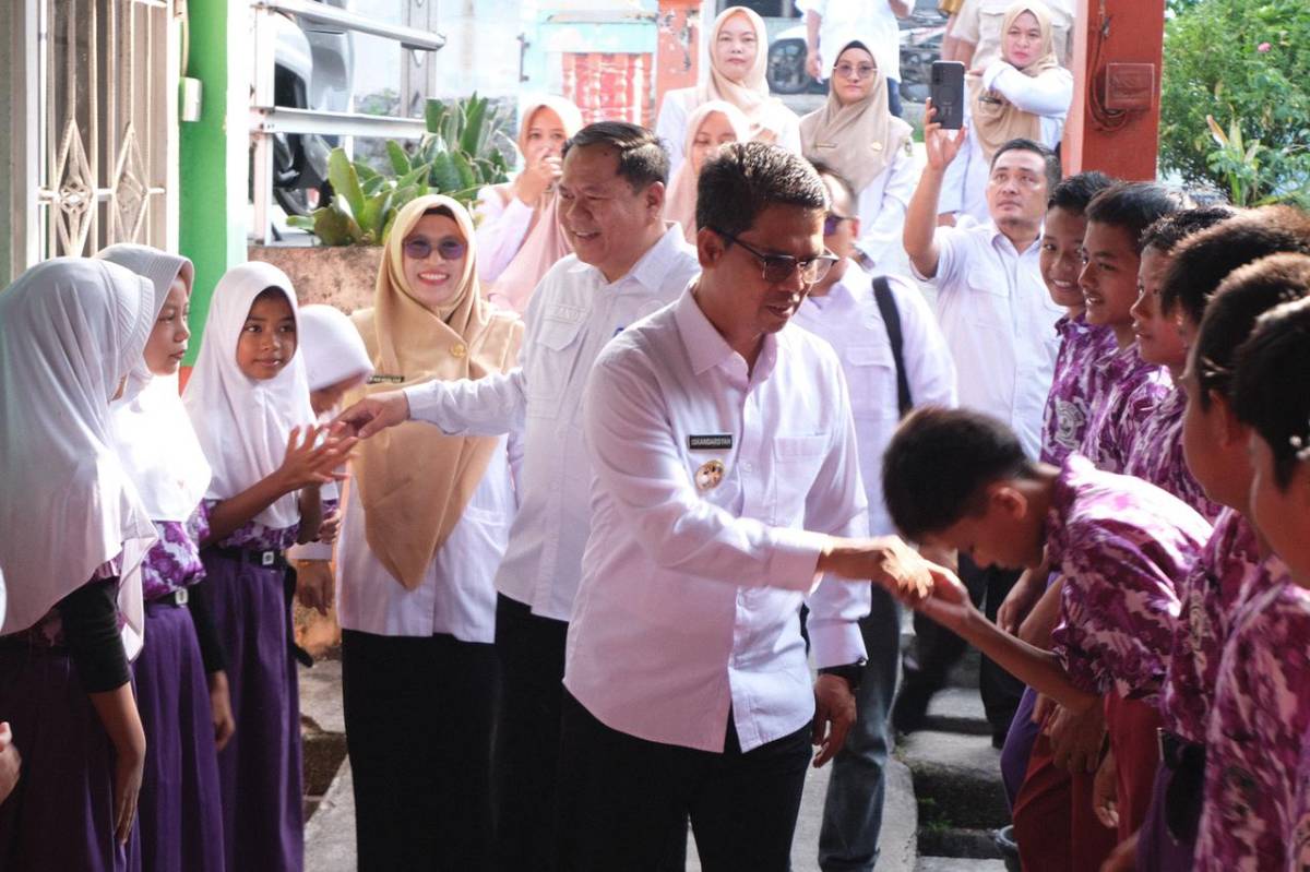 Komitmen Lestarikan Bahasa Melayu di Sekolah, Bupati Karimun Raih Penghargaan dari Mendikdasmen.