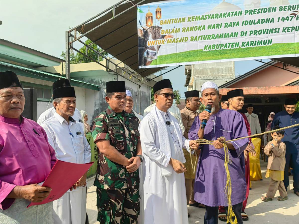 Bupati Karimun Jadi Khatib Idul Adha di Moro, Apresiasi Bantuan Sapi Kurban Presiden.