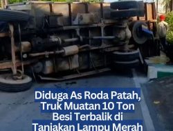 Diduga As Roda Patah, Truk Muatan 10 Ton Besi Terbalik di Tanjakan Lampu Merah Karimun