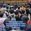 Mahasiswa Coba Terobos Barikade Polisi-TNI saat Demo di Jalan Sudirman