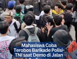 Mahasiswa Coba Terobos Barikade Polisi-TNI saat Demo di Jalan Sudirman