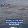 Siswa SD di Aceh Barat Rela Seberangi Sungai Demi Sekolah