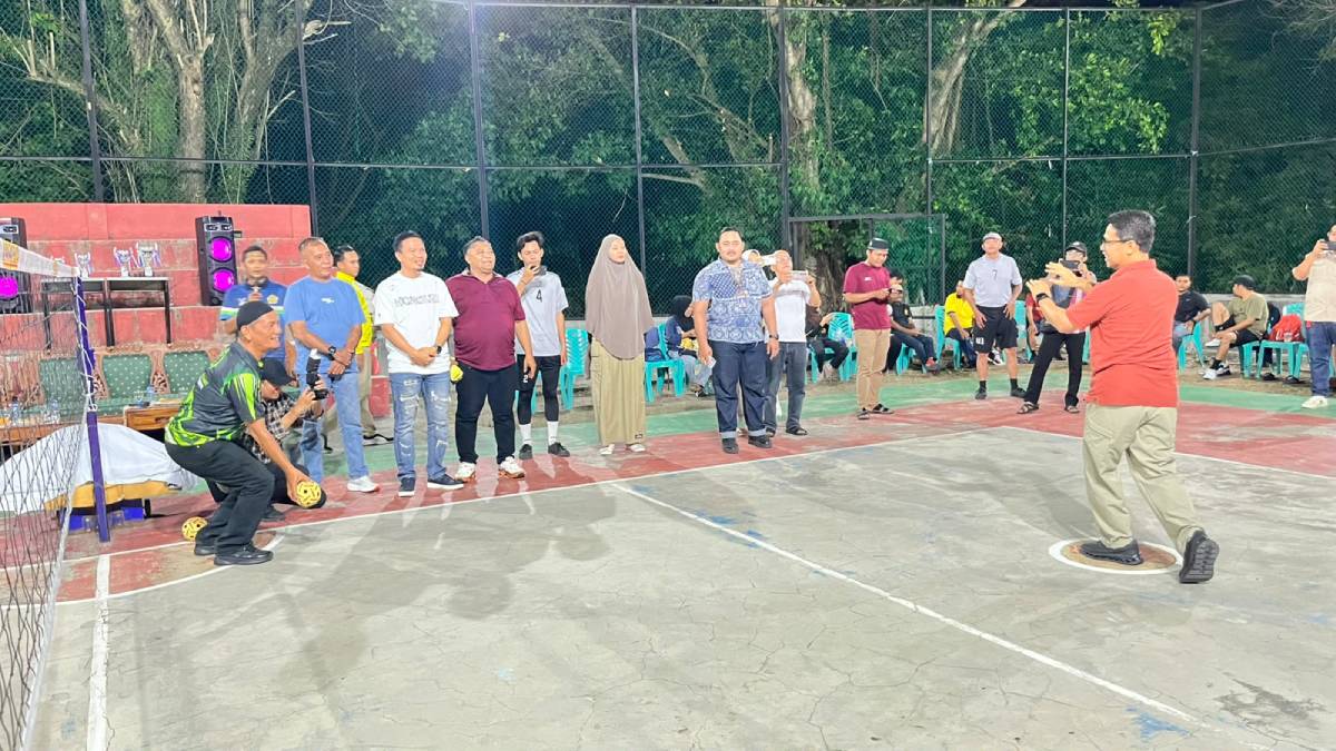 Bupati Iskandarsyah saat membuka Liga Sepak Takraw Silaturahmi Season II tahun 2026 di Tanjung Balai Karimu, Jumat (5_6_2026). Liga itu diikuti sebanyak 16 regu dari berbagai wilayah di Pulau Karimun.