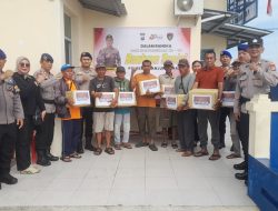 Hari Bhayangkara ke-80, Sat Polairud Tanjungpinang Bagikan Paket Sembako ke Warga Pesisir