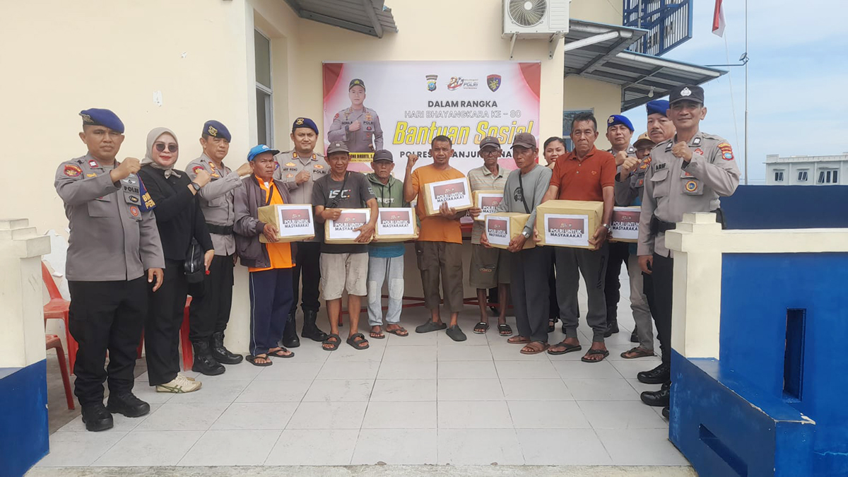 Hari Bhayangkara ke-80, Sat Polairud Tanjungpinang Bagikan Paket Sembako ke Warga Pesisir.