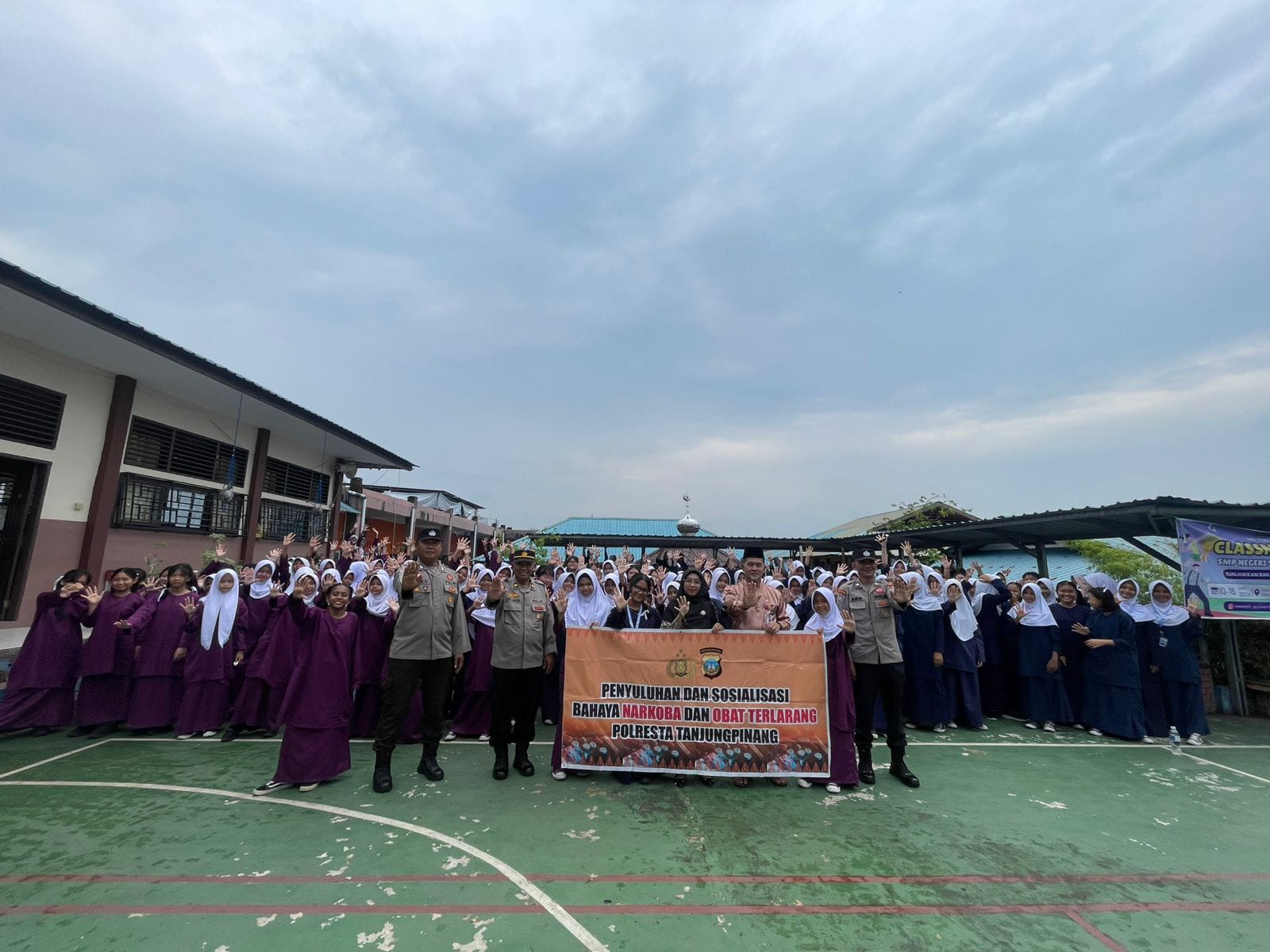 Sat Binmas Polresta Tanjungpinang dan BNN Edukasi Pelajar SMPN 5 Tentang Bahaya Narkoba dan Bullying.