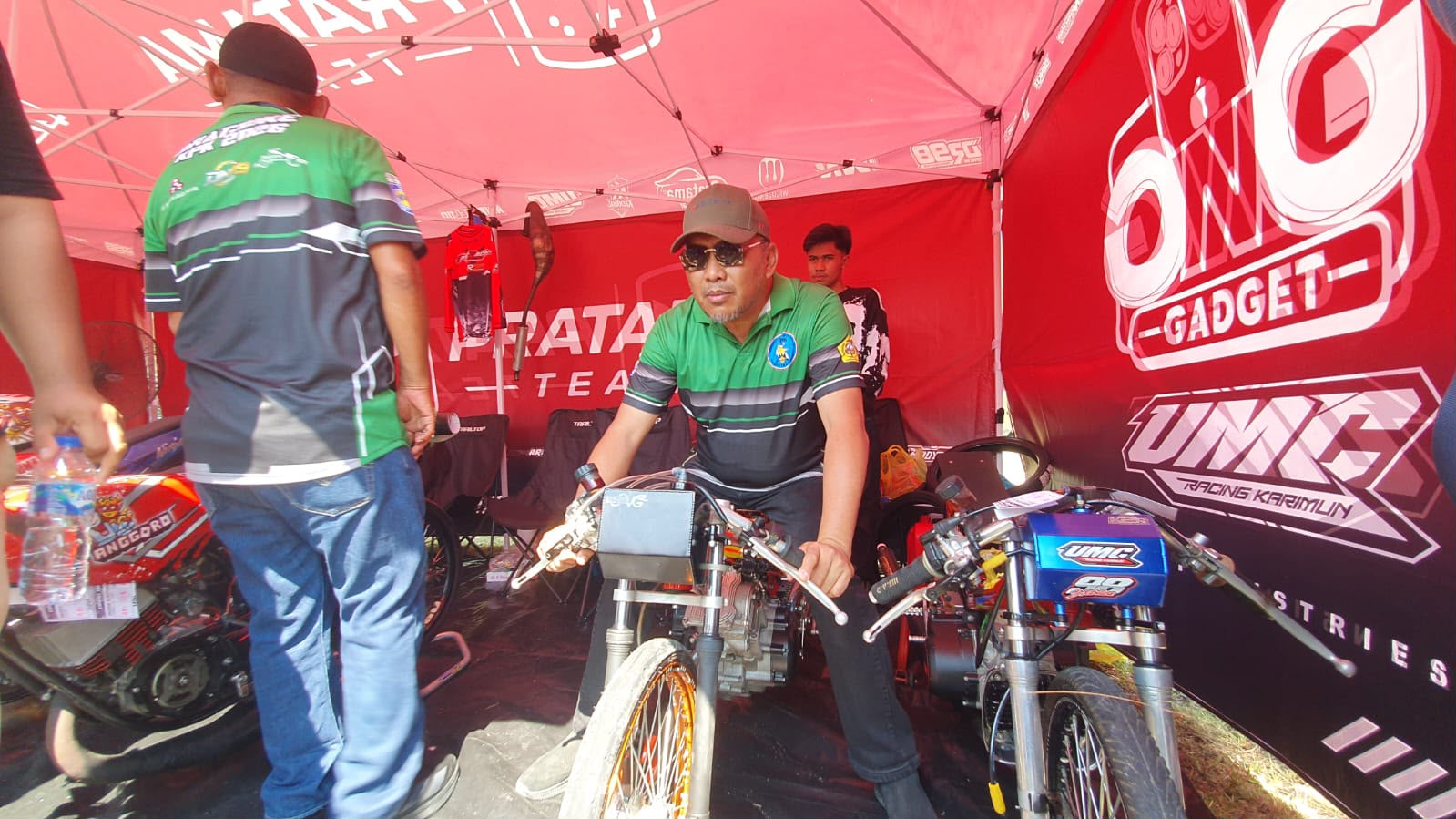 Wakil Bupati Karimun, Rocky Marciano Bawole, saat mencoba salah satu motor balap usai membuka secara resmi kegiatan Drag Bike KPK Season II 2026, bertempat di Sirkuit Nonpermanen Badang Perkasa, Kabupaten Karimun.