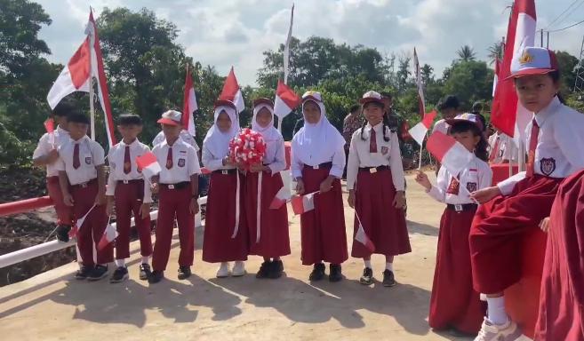 Resmi Difungsikan, Jembatan Garuda Perkuat Akses Pendidikan dan Ekonomi Warga Desa Toapaya Selatan.