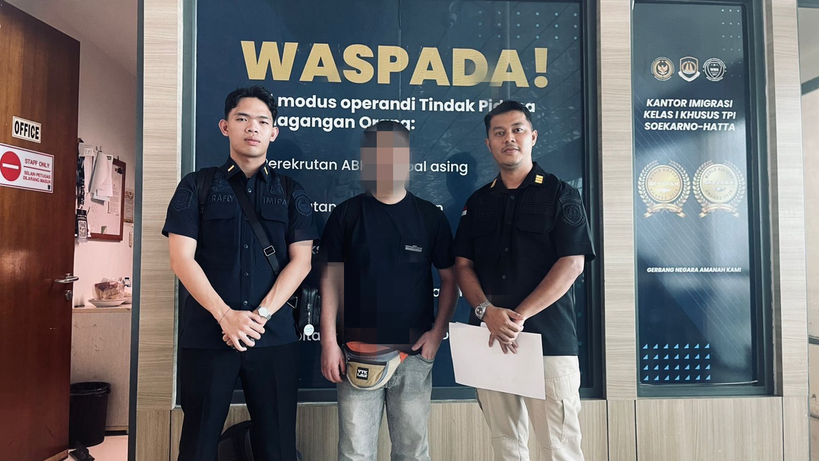 Imigrasi Tanjung Uban Deportasi WN Maroko yang Nyamar Jadi Bartender Cafe.