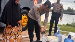 Polres Karimun dan Brimob Salurkan Air Bersih untuk Warga Telaga Riau