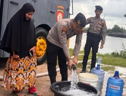 Polres Karimun dan Brimob Salurkan Air Bersih untuk Warga Telaga Riau