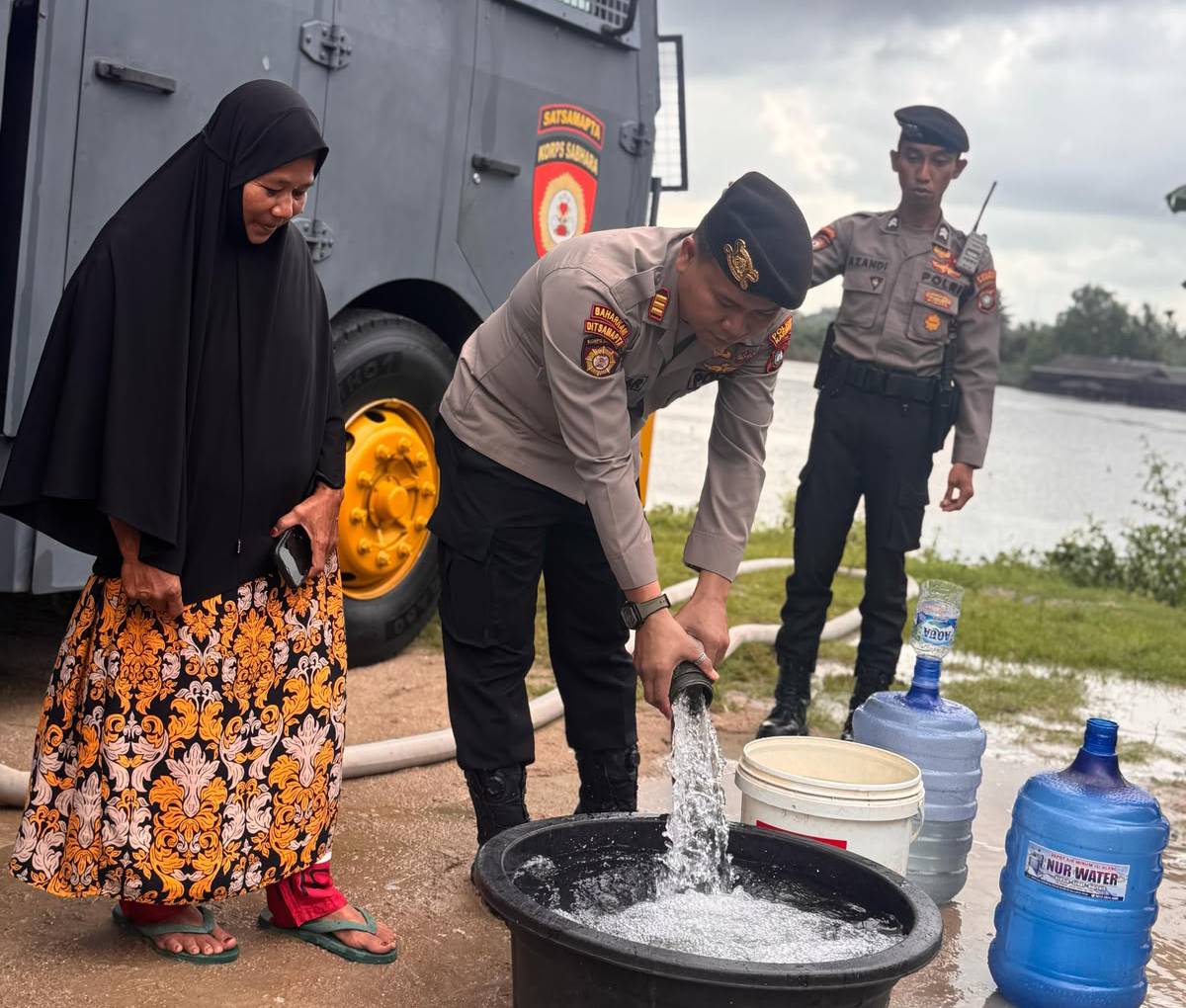 Polres Karimun dan Brimob Salurkan Air Bersih untuk Warga Telaga Riau.
