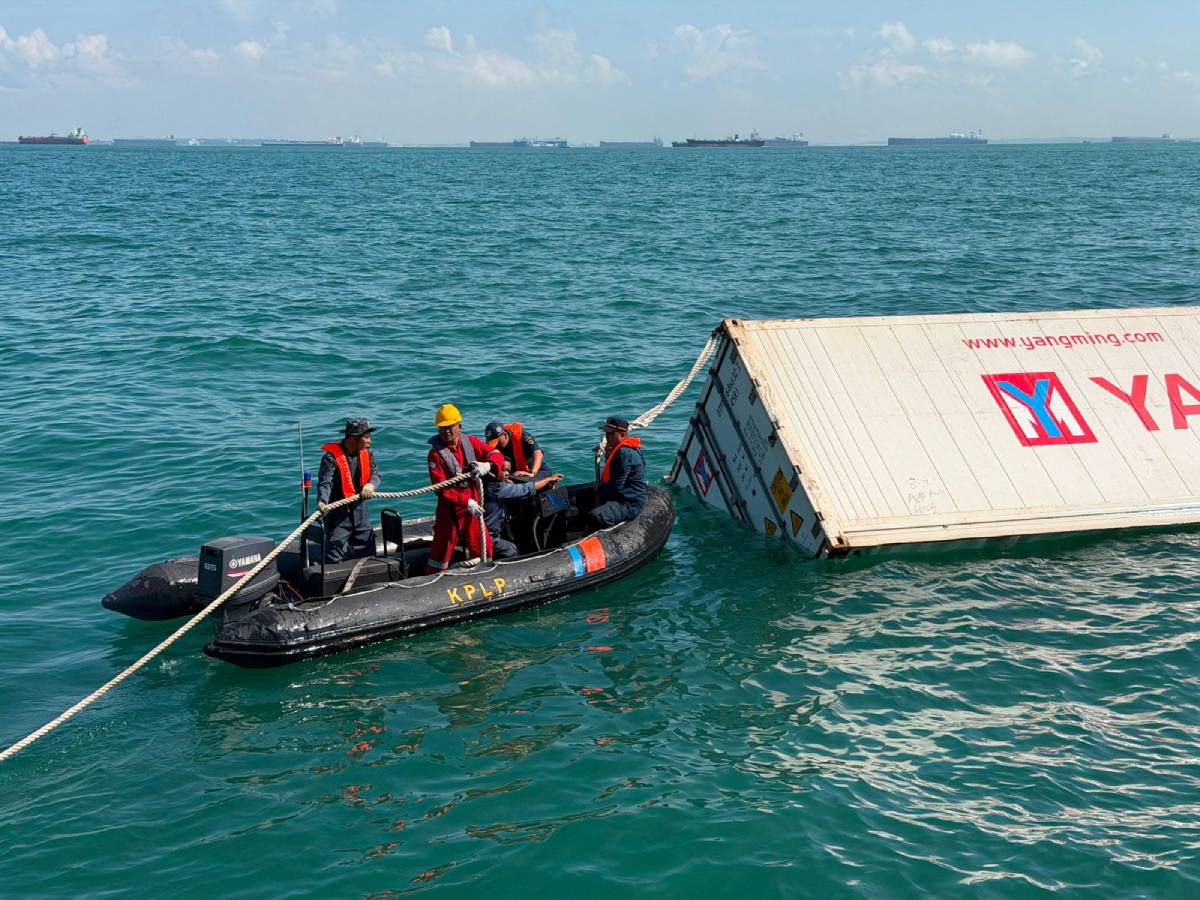 Diduga Alami Kebocoran, Kapal MV. Golden Star I Tenggelam di Perairan Selat Singapura.