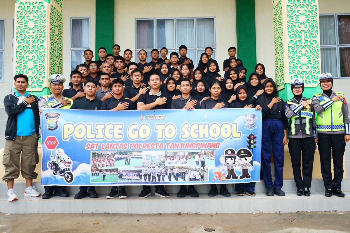 Police Go To School, Satlantas Polresta Tanjungpinang Ajak Siswa SMAN 2 Jadi Pelopor Keselamatan Berlalu Lintas.