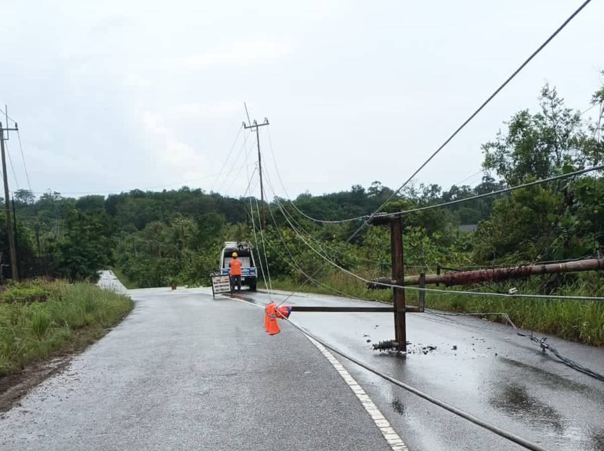 Dihantam Cuaca Ekstrem, Tiang Listrik PLN di Senggarang Tumbang.