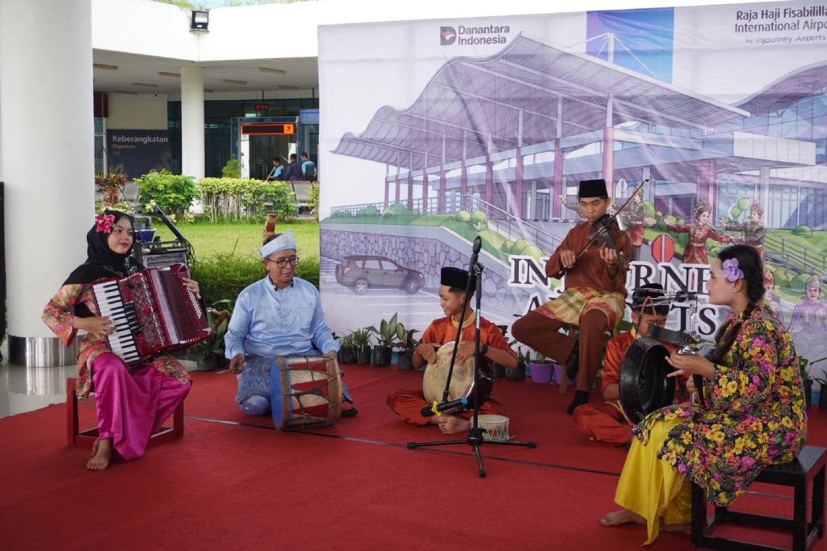 General Manager Bandara RHF Tanjungpinang, Mohamad Setiadi Dermawan Wakan bermain alat musik bersama komunitas dan sanggar seni lokal di pintu kedatangan Bandara RHF Tanjungpinang.