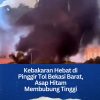 Kebakaran Hebat di Pinggir Tol Bekasi Barat, Asap Hitam Membubung Tinggi