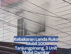 Kebakaran Landa Ruko Mobil 100 Tanjungpinang, 3 Unit Mobil Damkar Dikerahkan