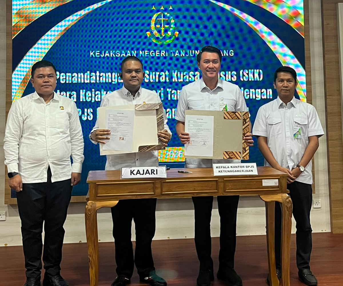 Kepala BPJS Ketenagakerjaan Cabang Tanjungpinang, Iwan Kurniawan, dan Kepala Kejaksaan Negeri (Kajari) Tanjungpinang saat ini dijabat oleh Rachmad Surya Lubis, lakukan penandatanganan SKK, di Aula Kantor Kejaksaan Negeri Tanjungpinang.