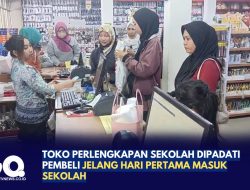 Toko Perlengkapan Sekolah Dipadati Pembeli Jelang Hari Pertama Masuk Sekolah