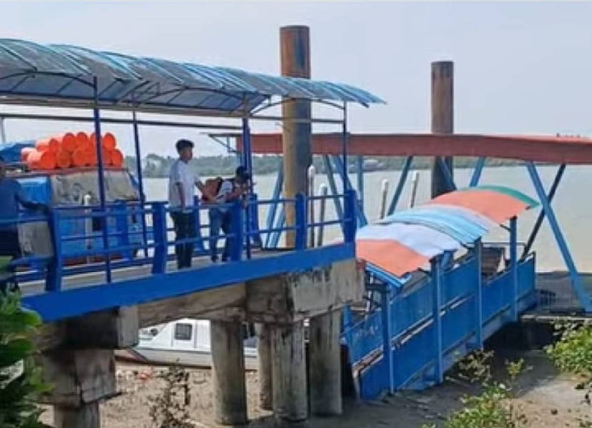 Jembatan Penghubung Dermaga A Tanjung Batu Roboh, Aktivitas Penumpang di Alihkan.