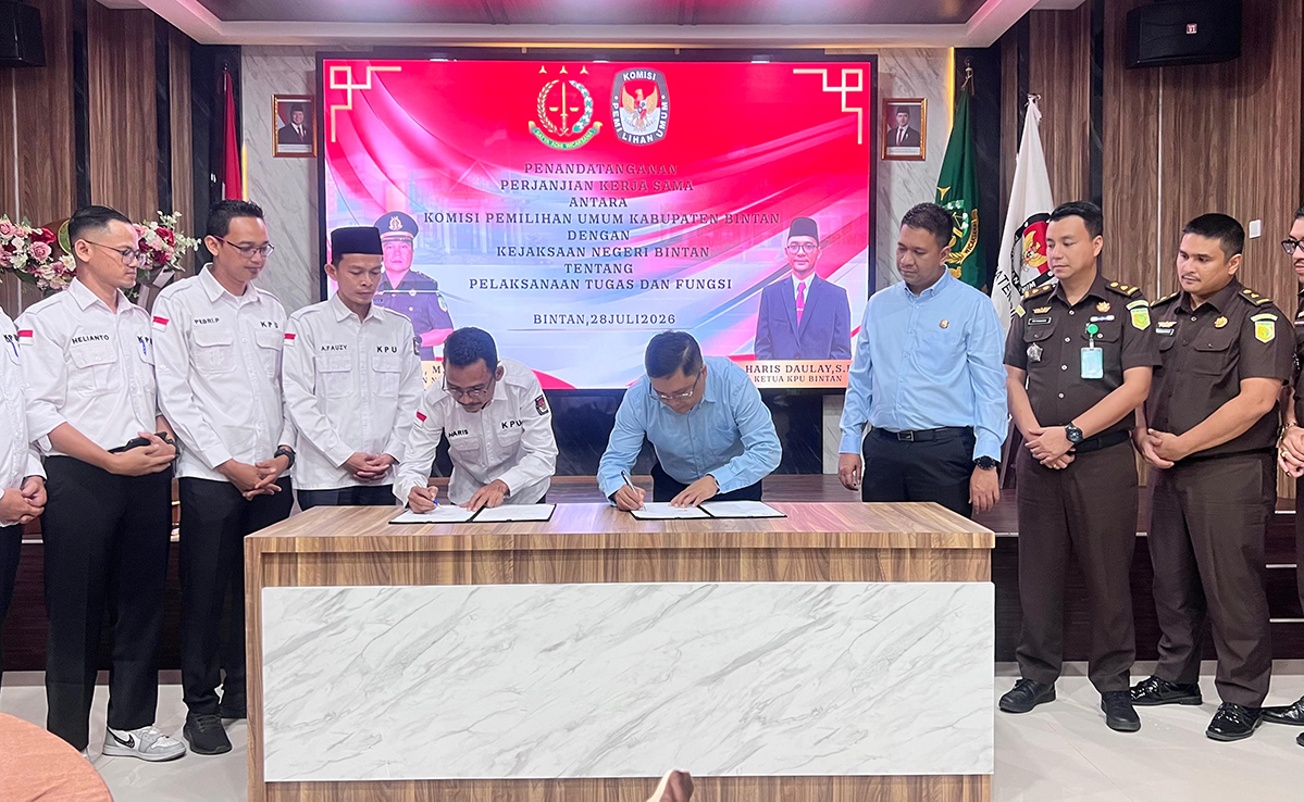 Kejari dan KPU Bintan Tandatangani PKS untuk Perkuat Sinergi Kelembagaan Bidang Hukum.