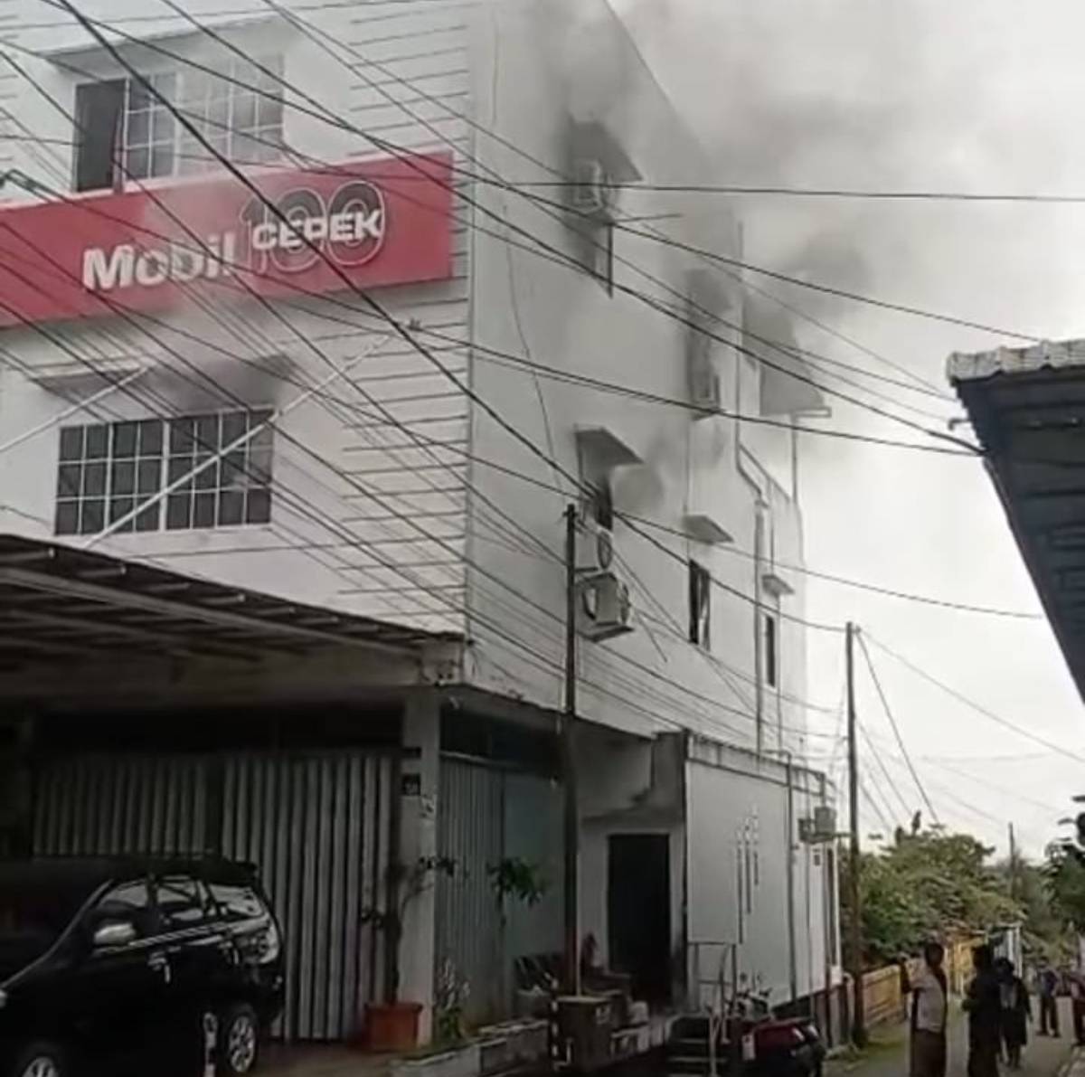 Korsleting Listrik Diduga Jadi Penyebab Kebakaran Ruko di Km 5 Tanjungpinang, Penghuni Selamat Usia Lompat dari Lantai Dua.
