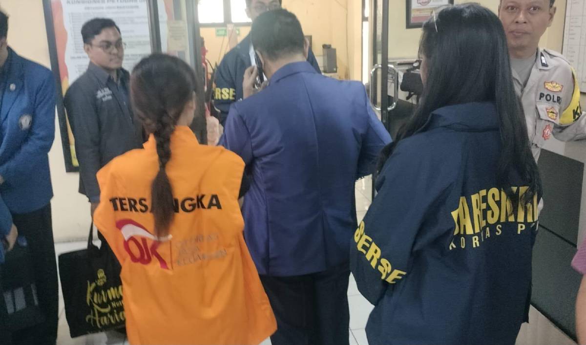 OJK Serahkan Tersangka dan Barang Bukti Kasus PT BPR DCN ke Jaksa Penuntut Umum.