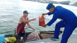Satpolairud Polresta Tanjungpinang Salurkan Paket Sembako untuk Warga di Kawasan Pesisir Pelantar I