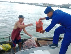 Satpolairud Polresta Tanjungpinang Salurkan Paket Sembako untuk Warga di Kawasan Pesisir Pelantar I