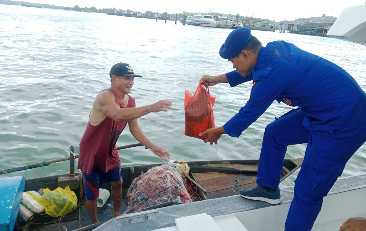 Satpolairud Polresta Tanjungpinang Salurkan Paket Sembako untuk Warga di Kawasan Pesisir Pelantar I.