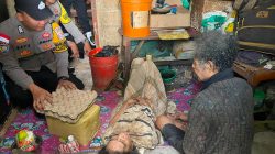 Sempat Viral, Polisi Salurkan Bantuan Sembako untuk Pasangan Lansia di Sungai Enam Bintan Timur